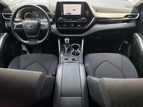 Used 2023 Toyota Highlander LE FWD image 11