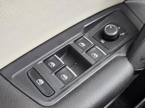 Used 2019 Volkswagen Tiguan SEL FWD image 14