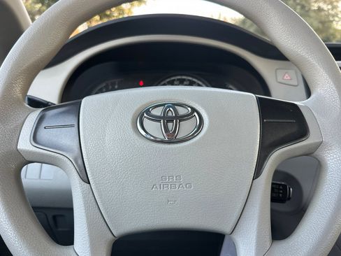Used 2014 Toyota Sienna L image 27