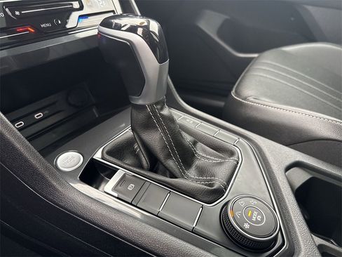 Used 2022 Volkswagen Tiguan SE w/ Panoramic Sunroof Package image 22