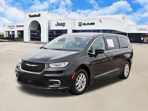 Used 2024 Chrysler Pacifica Touring-L FWD image 3