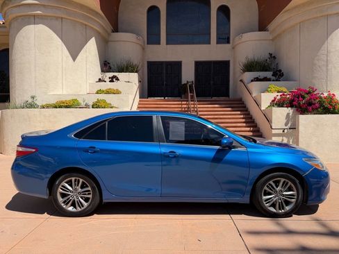 Used 2017 Toyota Camry SE image 5