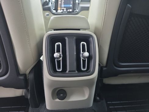 Used 2022 Volvo XC40 T5 Momentum image 12