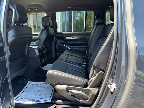 Used 2024 Jeep Wagoneer L Series II w/ Flexible Seating Group AWD/4WD image 18