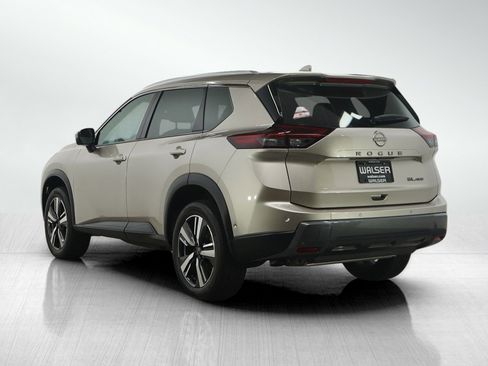 Used 2025 Nissan Rogue SL image 3