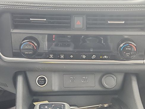 Used 2023 Nissan Rogue SV AWD/4WD image 18