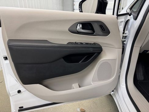 Used 2024 Chrysler Pacifica Touring-L image 8