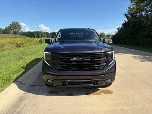 Used 2022 GMC Sierra 1500 Elevation w/ LPO, Elevation Black Package AWD/4WD image 12