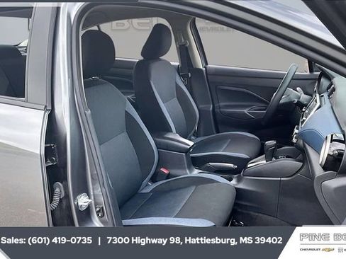 Used 2025 Nissan Versa SV image 6