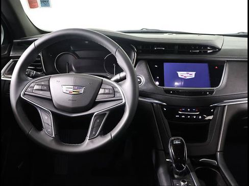 Used 2025 Cadillac XT5 Luxury FWD image 8