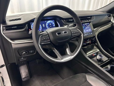 Used 2023 Jeep Grand Cherokee L Laredo image 2