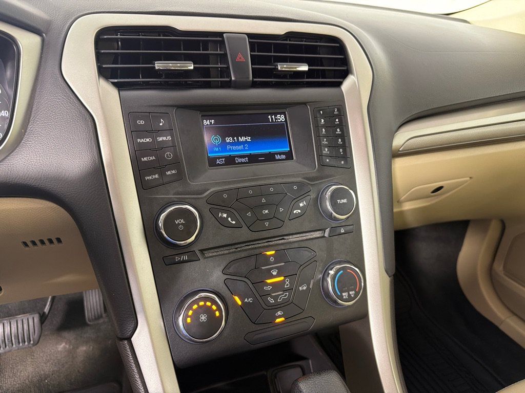 Used 2016 Ford Fusion SE FWD image 13