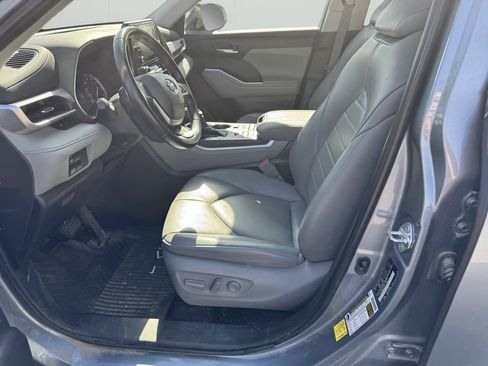 Used 2022 Toyota Highlander XLE AWD/4WD image 21