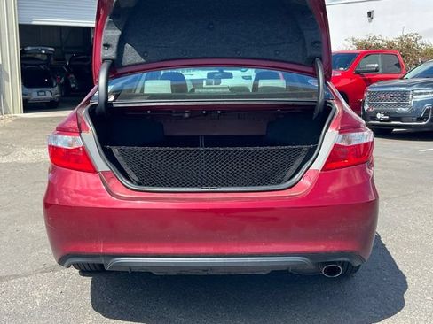 Used 2016 Toyota Camry SE w/ Moonroof Package FWD image 10