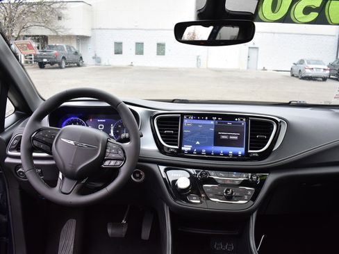 Used 2025 Chrysler Pacifica Limited image 33