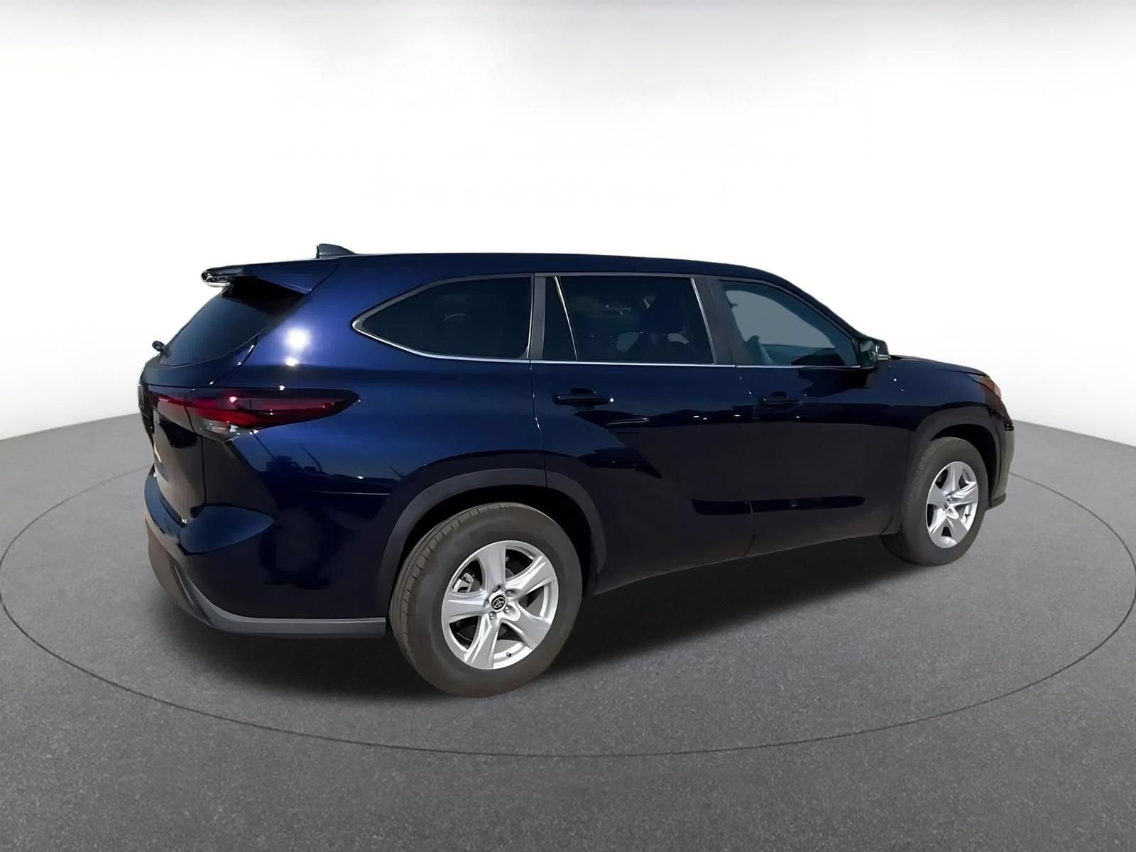 Used 2025 Toyota Highlander LE FWD image 14