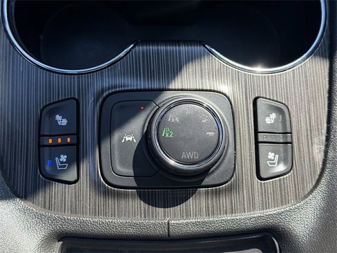 Used 2023 GMC Acadia SLT w/ Elevation Edition image 18