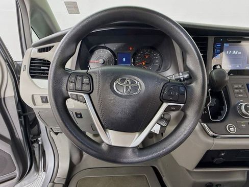 Used 2017 Toyota Sienna LE image 10