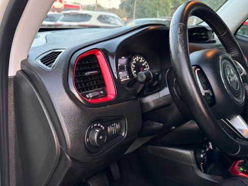 Used 2017 Jeep Renegade Trailhawk w/ Premium Trailhawk Package AWD/4WD image 23