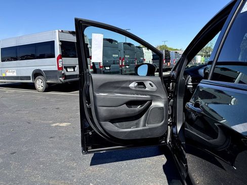 New 2026 Chrysler Pacifica Limited w/ Uconnect Theater Family Group image 13