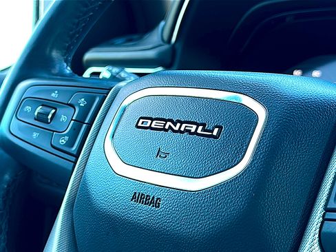 Used 2022 GMC Yukon Denali w/ Denali Premium Package image 32