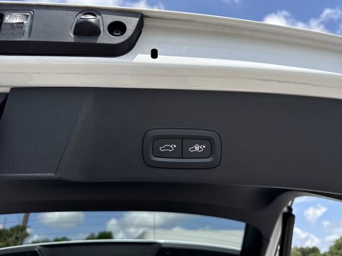 Certified 2024 Volvo XC40 B5 Plus AWD/4WD image 31