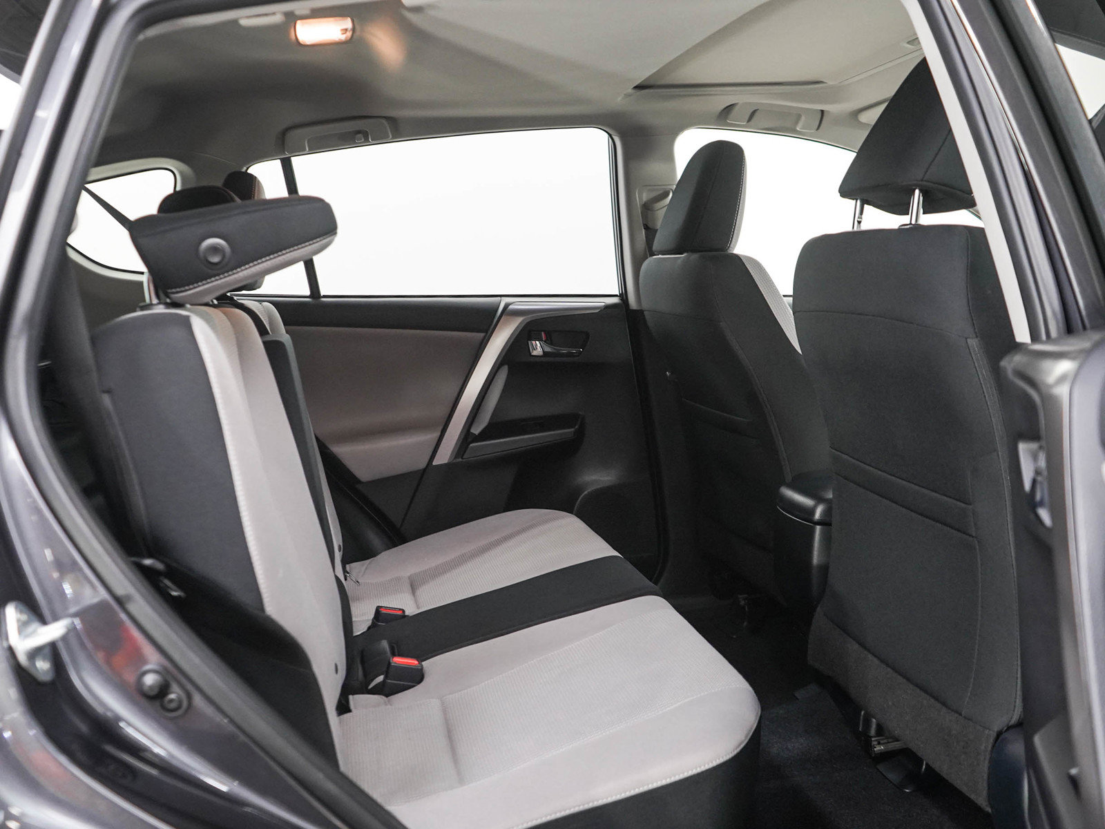 Used 2018 Toyota RAV4 XLE AWD/4WD image 12