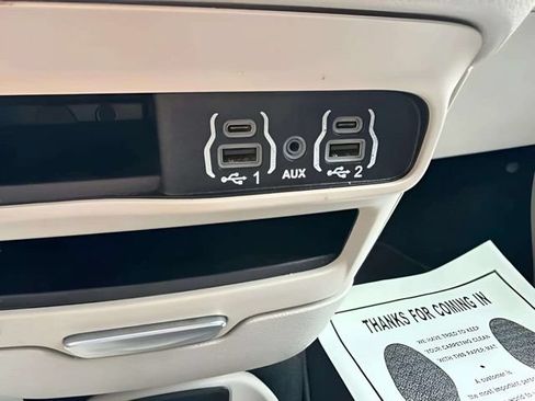 Used 2023 Chrysler Pacifica Touring-L FWD image 12