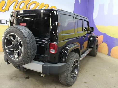 Used 2014 Jeep Wrangler Unlimited Sahara w/ Dual Top Group AWD/4WD image 7