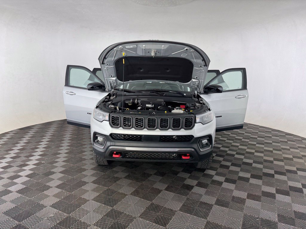 Used 2025 Jeep Compass Trailhawk AWD/4WD image 10