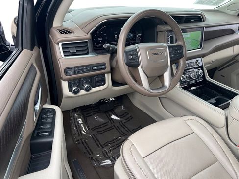 Used 2022 GMC Yukon Denali w/ Denali Premium Package image 7