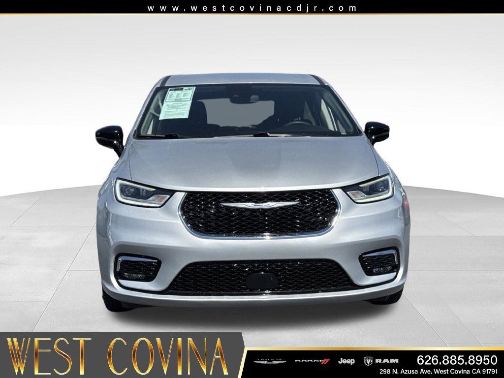 Used 2024 Chrysler Pacifica Touring-L FWD image 3