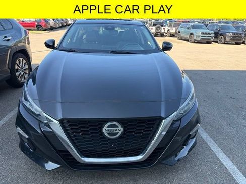 Used 2020 Nissan Altima 2.0 Platinum FWD image 2