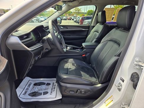 Used 2023 Jeep Grand Cherokee Limited w/ Luxury Tech Group II RWD image 16