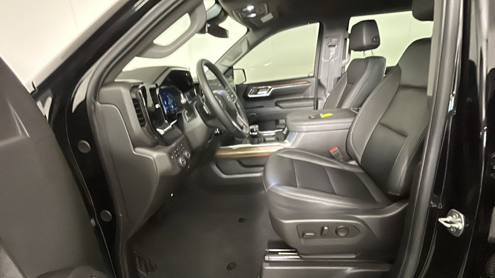 Used 2025 Chevrolet Silverado 1500 LT Trail Boss w/ Convenience Package II AWD/4WD image 13
