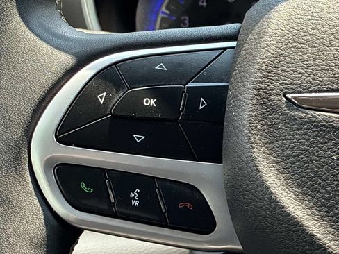 Used 2024 Chrysler Pacifica Touring-L FWD image 28