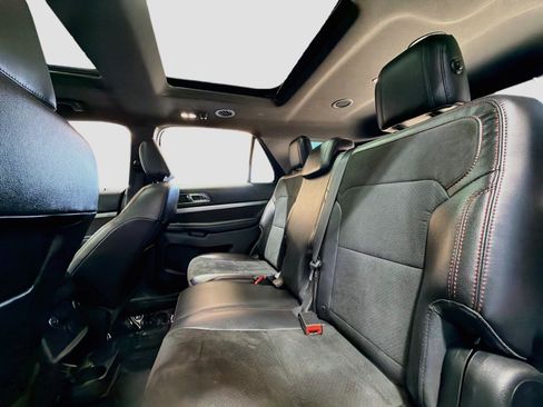 Used 2018 Ford Explorer XLT w/ Equipment Group 202A FWD image 16