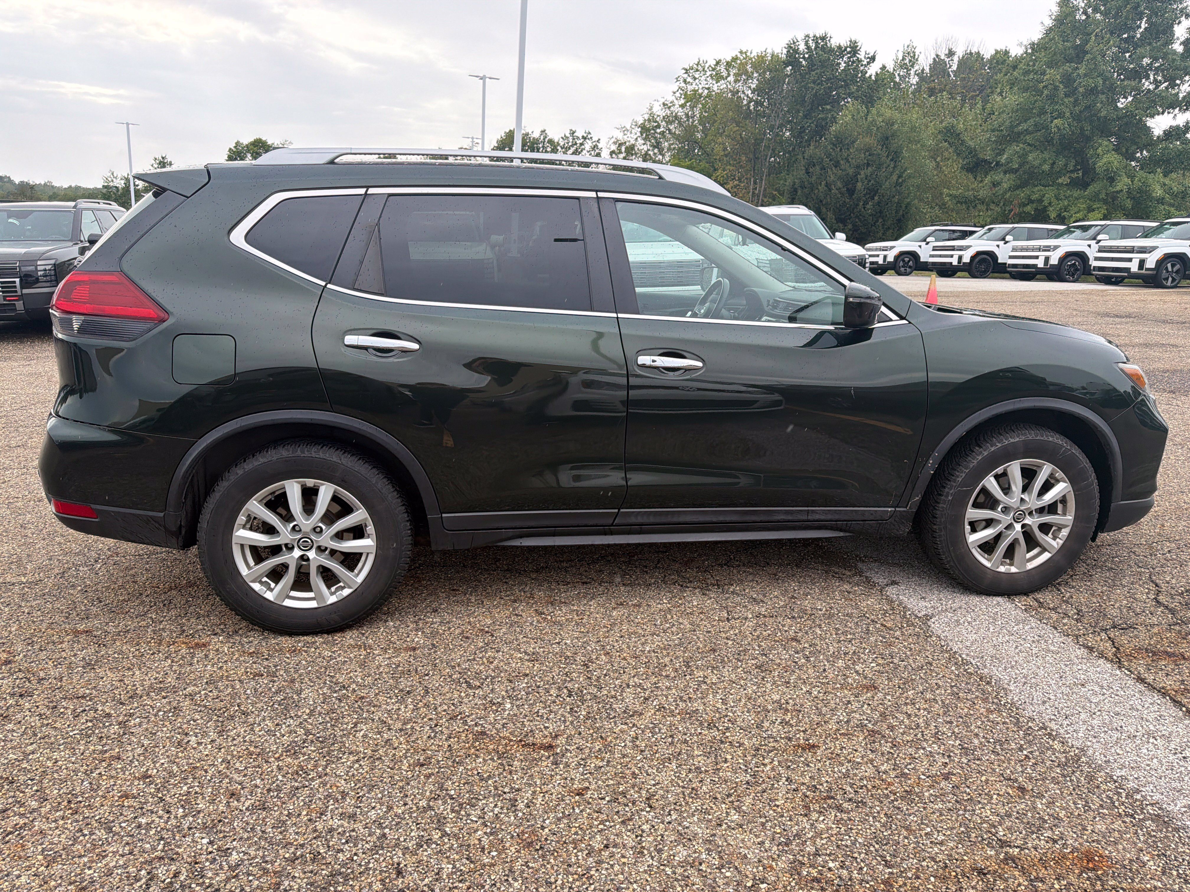 Used 2019 Nissan Rogue SV FWD image 4