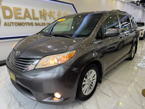 Used 2016 Toyota Sienna XLE Premium w/ Outdoor Package FWD image 4