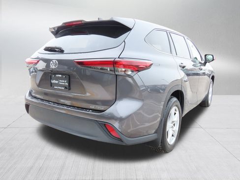 Used 2024 Toyota Highlander LE image 7