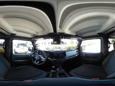 Used 2025 Jeep Wrangler Unlimited Sahara AWD/4WD image 42