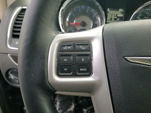 Used 2016 Chrysler Town & Country Touring w/ Driver Convenience Group image 16