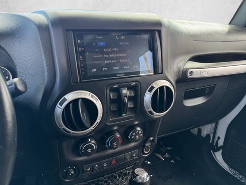 Used 2016 Jeep Wrangler Unlimited Rubicon w/ Connectivity Group AWD/4WD image 15