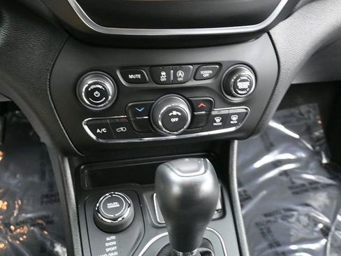 Used 2020 Jeep Cherokee Latitude Plus image 11