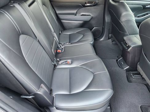 Used 2022 Toyota Highlander XLE FWD image 30