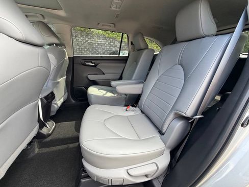 Used 2025 Toyota Highlander XLE FWD image 6