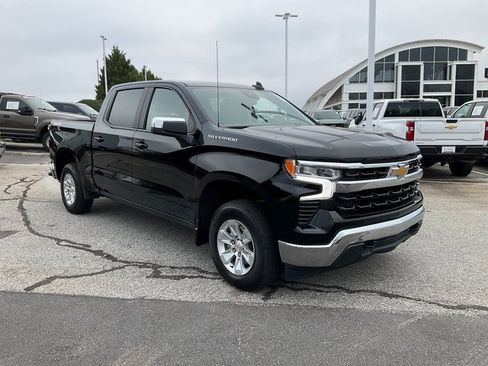 Used 2025 Chevrolet Silverado 1500 LT image 3