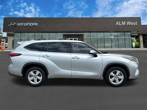 Used 2021 Toyota Highlander LE FWD image 4