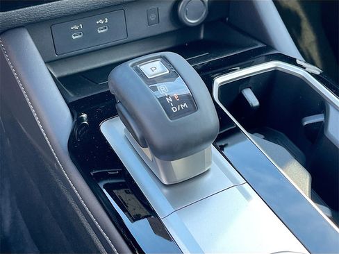 New 2025 Mitsubishi Outlander SE image 16