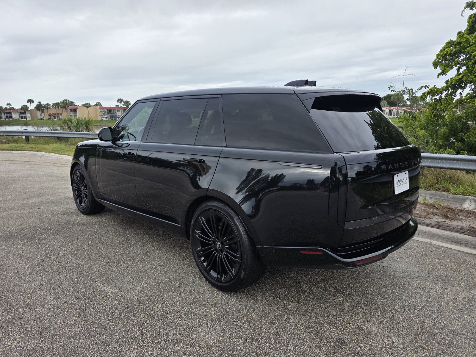 Used 2025 Land Rover Range Rover Long Wheelbase SE AWD/4WD image 2
